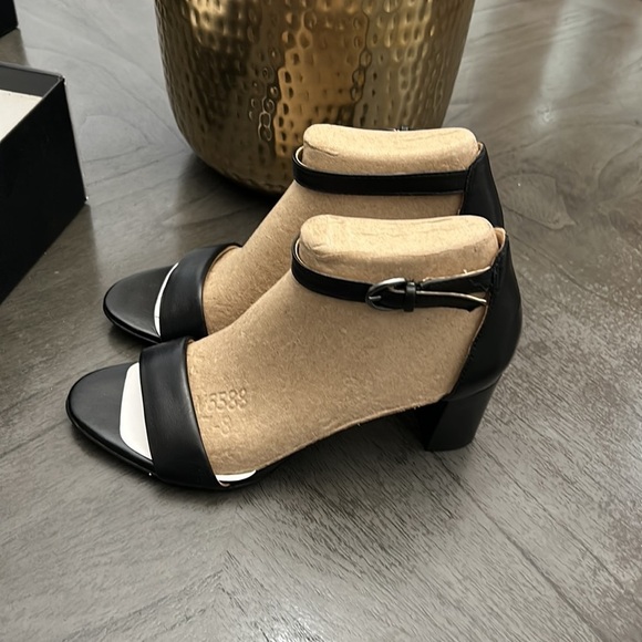 NATURALIZER Vera Ankle Strap Sandals (WIDE) - Picture 7 of 12